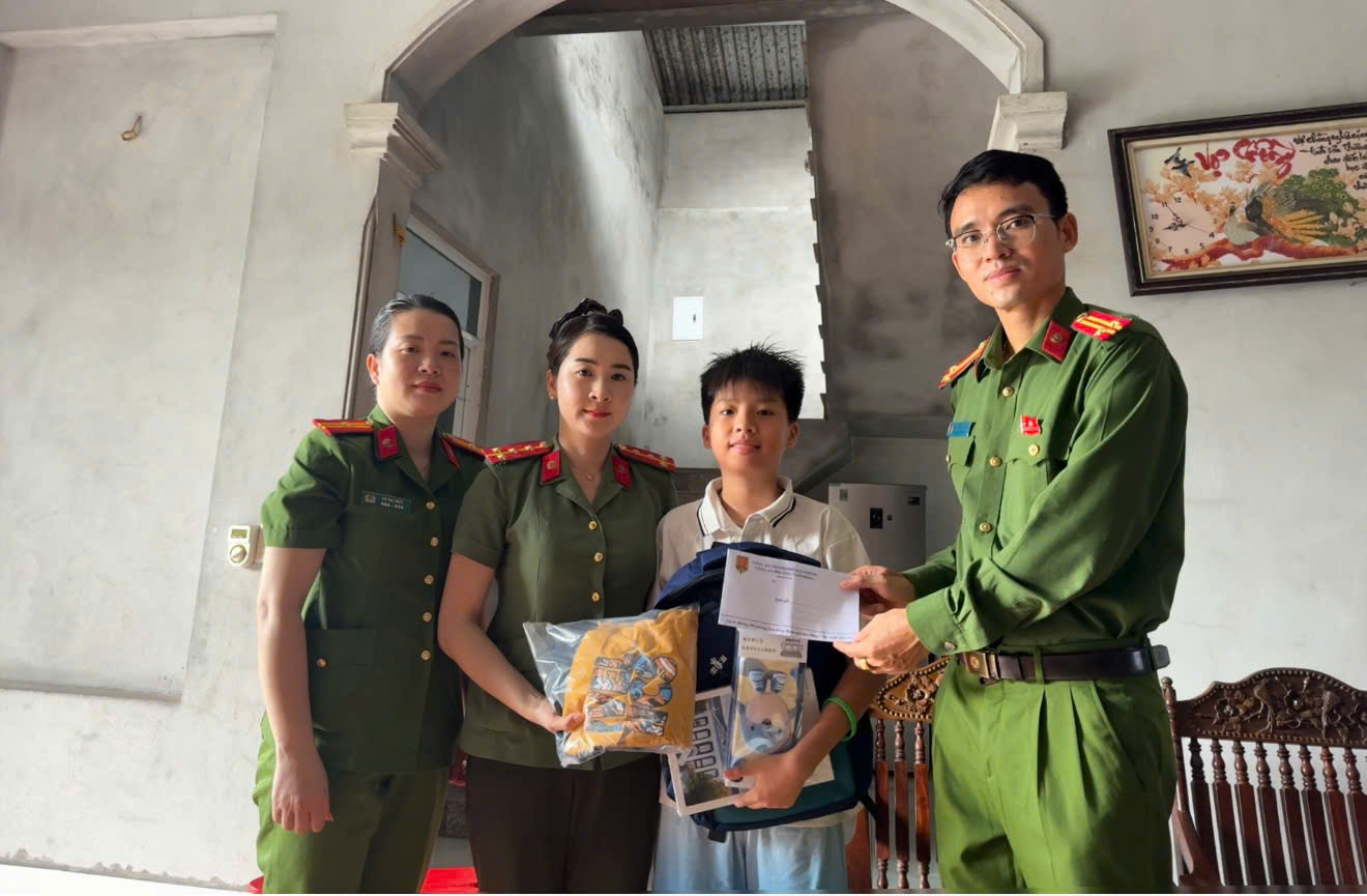 Công an phường Nam Đồng tiếp tục hành trình “Nâng bước em đến trường”